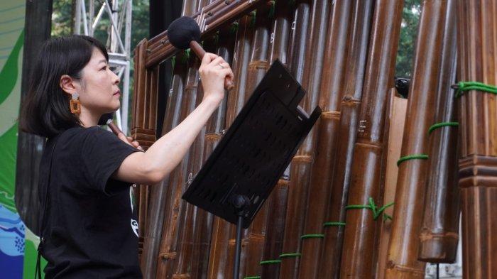 Warga negara Jepang memainkan alat musik dari bambu yang dipadukan dengan angklung turut memeriahkan gelaran 