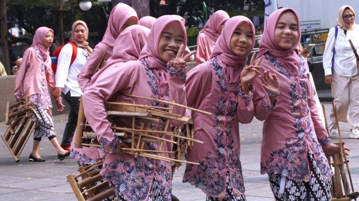 Salah satu grup angklung tengah mempersiapkan untuk tampil dalam gelaran 