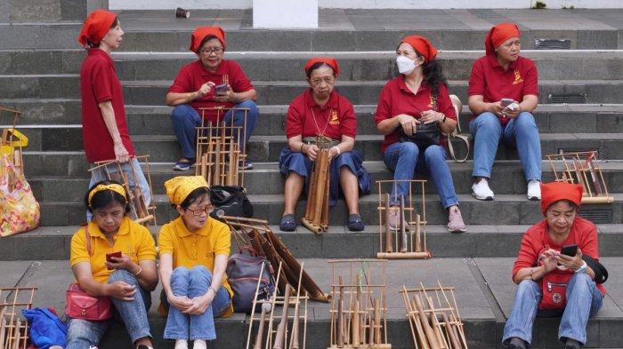 Salah satu grup angklung tengah mempersiapkan untuk tampil dalam gelaran 