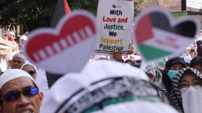 Massa yang tergabung dalam Koalisi Jawa Barat Selamatkan Palestina menggelar aksi unjuk rasa bertajuk Jawa Barat Melawan Zionis, di depan Gedung DPRD Jawa Barat, Jalan Diponegoro, Kota Bandung, Jawa Barat, Sabtu (8/6/2024).