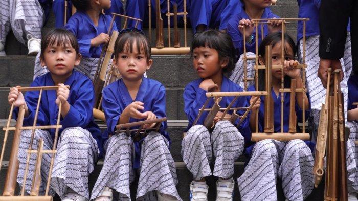 Salah satu grup angklung tengah mempersiapkan untuk tampil dalam gelaran 