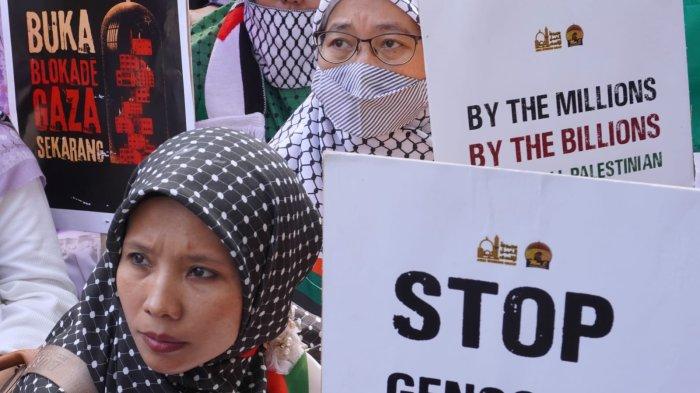 Massa yang tergabung dalam Koalisi Jawa Barat Selamatkan Palestina menggelar aksi unjuk rasa bertajuk Jawa Barat Melawan Zionis, di depan Gedung DPRD Jawa Barat, Jalan Diponegoro, Kota Bandung, Jawa Barat, Sabtu (8/6/2024).