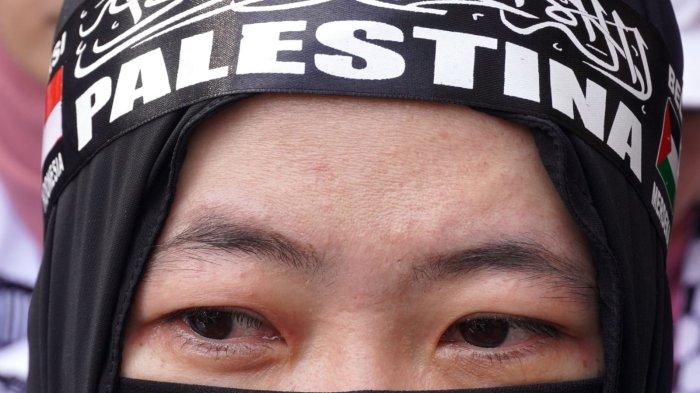 Massa yang tergabung dalam Koalisi Jawa Barat Selamatkan Palestina menggelar aksi unjuk rasa bertajuk Jawa Barat Melawan Zionis, di depan Gedung DPRD Jawa Barat, Jalan Diponegoro, Kota Bandung, Jawa Barat, Sabtu (8/6/2024).