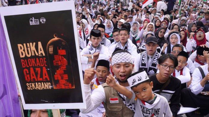 Massa yang tergabung dalam Koalisi Jawa Barat Selamatkan Palestina menggelar aksi unjuk rasa bertajuk Jawa Barat Melawan Zionis, di depan Gedung DPRD Jawa Barat, Jalan Diponegoro, Kota Bandung, Jawa Barat, Sabtu (8/6/2024).