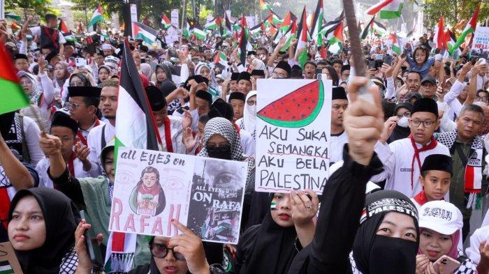 Massa yang tergabung dalam Koalisi Jawa Barat Selamatkan Palestina menggelar aksi unjuk rasa bertajuk Jawa Barat Melawan Zionis, di depan Gedung DPRD Jawa Barat, Jalan Diponegoro, Kota Bandung, Jawa Barat, Sabtu (8/6/2024).