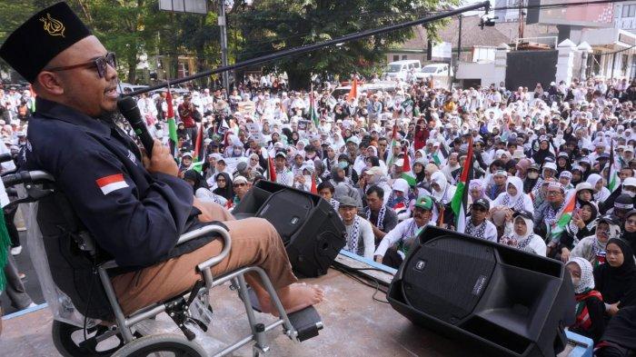 Massa yang tergabung dalam Koalisi Jawa Barat Selamatkan Palestina menggelar aksi unjuk rasa bertajuk Jawa Barat Melawan Zionis, di depan Gedung DPRD Jawa Barat, Jalan Diponegoro, Kota Bandung, Jawa Barat, Sabtu (8/6/2024).