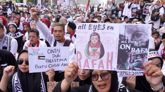 Massa yang tergabung dalam Koalisi Jawa Barat Selamatkan Palestina menggelar aksi unjuk rasa bertajuk Jawa Barat Melawan Zionis, di depan Gedung DPRD Jawa Barat, Jalan Diponegoro, Kota Bandung, Jawa Barat, Sabtu (8/6/2024).