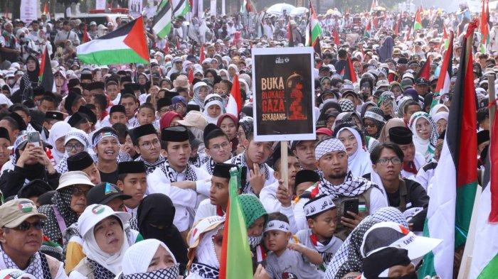 Massa yang tergabung dalam Koalisi Jawa Barat Selamatkan Palestina menggelar aksi unjuk rasa bertajuk Jawa Barat Melawan Zionis, di depan Gedung DPRD Jawa Barat, Jalan Diponegoro, Kota Bandung, Jawa Barat, Sabtu (8/6/2024).