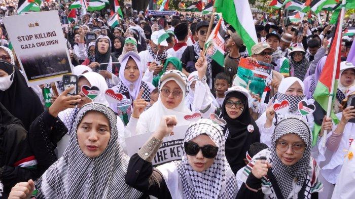 Massa yang tergabung dalam Koalisi Jawa Barat Selamatkan Palestina menggelar aksi unjuk rasa bertajuk Jawa Barat Melawan Zionis, di depan Gedung DPRD Jawa Barat, Jalan Diponegoro, Kota Bandung, Jawa Barat, Sabtu (8/6/2024).