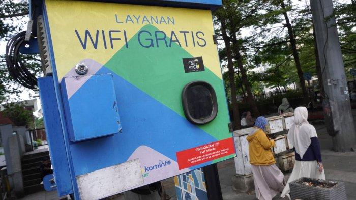 Warga melintasi jaringan Wireless Fidelity (WiFi) di salah satu sudut di kawasan Alun-Alun Kota Bandung, Jawa Barat, Rabu (12/6/2024).