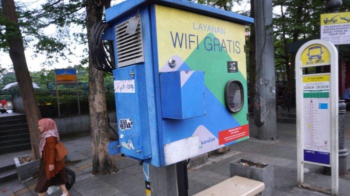 Warga melintasi jaringan Wireless Fidelity (WiFi) di salah satu sudut di kawasan Alun-Alun Kota Bandung, Jawa Barat, Rabu (12/6/2024).