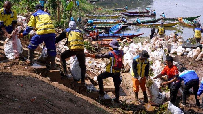 Sejumlah petugas gabungan dan pemulung yang ada di perahu bergotongroyong membersihkan sampah di Sungai Citarum, Desa Selacau, Kecamatan Batujajar, Kabupaten Bandung Barat, Sabtu (14/6/2024).