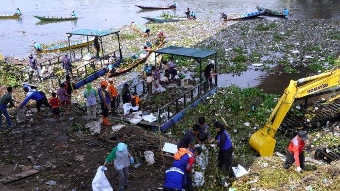 Sejumlah petugas gabungan, relawan, masyarakat, pelajar dan pemulung yang ada di perahu bergotongroyong membersihkan sampah di Sungai Citarum, Desa Selacau, Kecamatan Batujajar, Kabupaten Bandung Barat, Sabtu (14/6/2024).