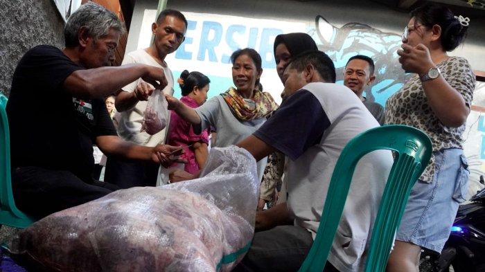 Warga menerima pembagian daging kurban dari panitia kurban Idul Adha 1445 H, di RW 05, Kelurahan Pasirluyu, Kecamatan Regol, Kota Bandung, Jawa Barat, Senin (17/6/2024).