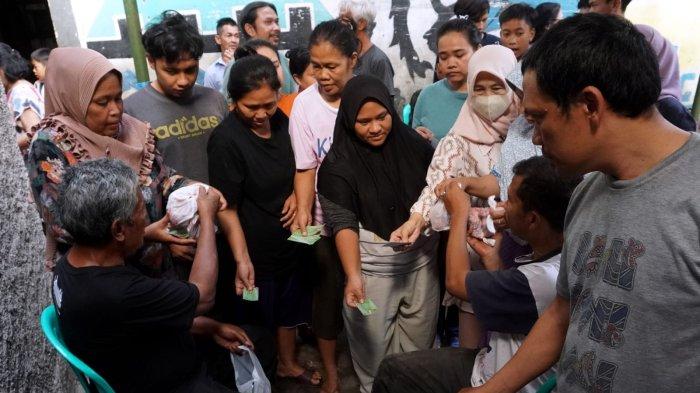 Warga menerima pembagian daging kurban dari panitia kurban Idul Adha 1445 H, di RW 05, Kelurahan Pasirluyu, Kecamatan Regol, Kota Bandung, Jawa Barat, Senin (17/6/2024).