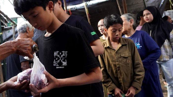 Warga menerima pembagian daging kurban dari panitia kurban Idul Adha 1445 H, di RW 05, Kelurahan Pasirluyu, Kecamatan Regol, Kota Bandung, Jawa Barat, Senin (17/6/2024).
