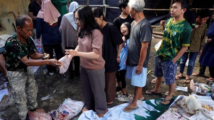 Warga menerima pembagian daging kurban dari panitia kurban Idul Adha 1445 H, di RW 05, Kelurahan Pasirluyu, Kecamatan Regol, Kota Bandung, Jawa Barat, Senin (17/6/2024).