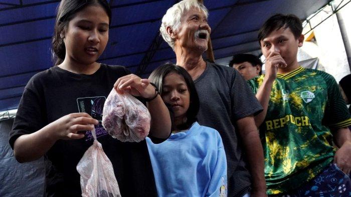 Warga menerima pembagian daging kurban dari panitia kurban Idul Adha 1445 H, di RW 05, Kelurahan Pasirluyu, Kecamatan Regol, Kota Bandung, Jawa Barat, Senin (17/6/2024).