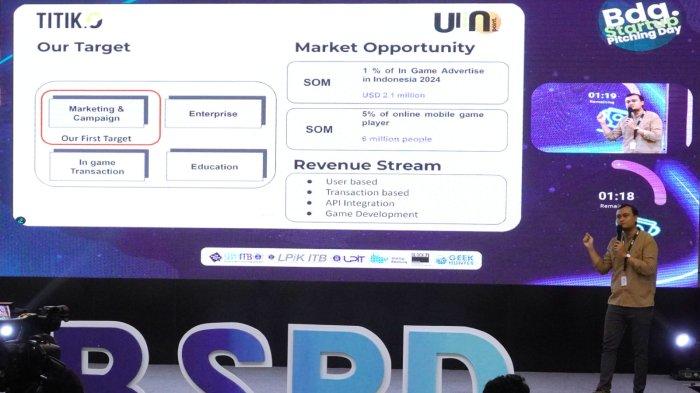 Salah satu peserta mempresentasikan gagasan inovatif dalam ide bisnisnya di hadapan investor dari dalam dan luar negeri pada gelaran Bandung Startup Pitching Day 2024 di Aula Timur ITB, Kota Bandung, Jawa Barat, Rabu (19/6/2024).