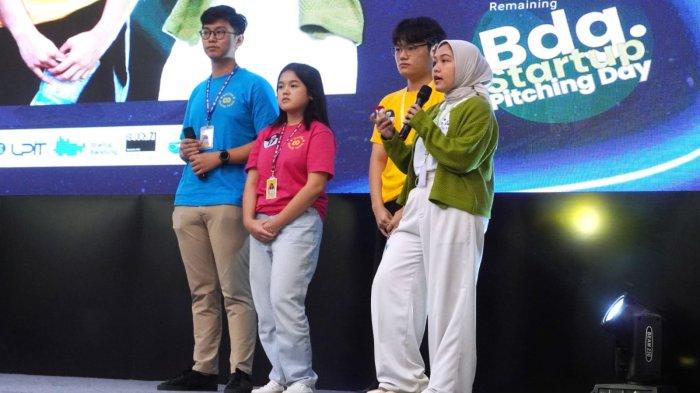 Salah satu peserta mempresentasikan gagasan inovatif dalam ide bisnisnya di hadapan investor dari dalam dan luar negeri pada gelaran Bandung Startup Pitching Day 2024 di Aula Timur ITB, Kota Bandung, Jawa Barat, Rabu (19/6/2024).