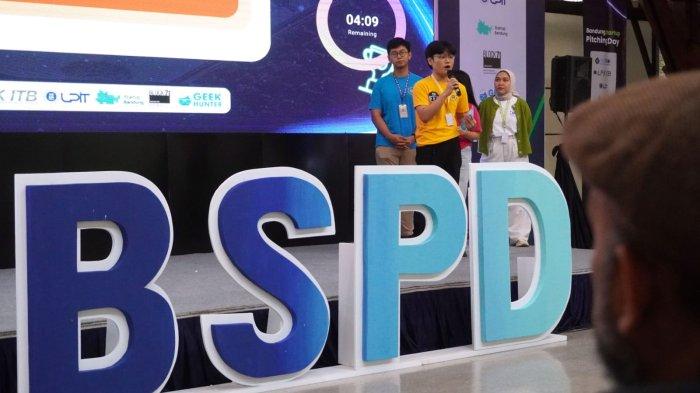 Salah satu peserta mempresentasikan gagasan inovatif dalam ide bisnisnya di hadapan investor dari dalam dan luar negeri pada gelaran Bandung Startup Pitching Day 2024 di Aula Timur ITB, Kota Bandung, Jawa Barat, Rabu (19/6/2024).