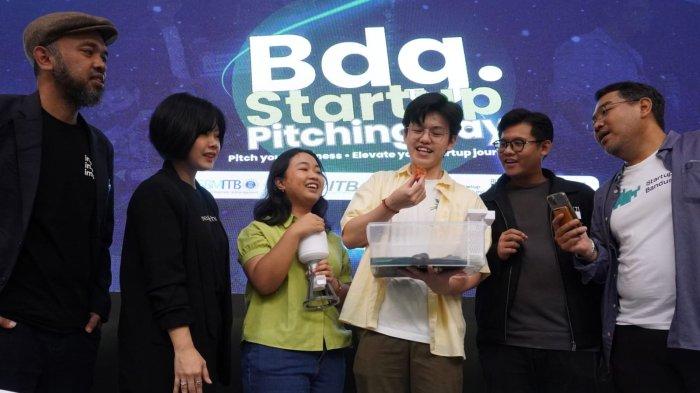 Sekretaris Lembaga Bidang Kewirausahaan dan Inkubasi Bisnis Irwan Gumilar (kiri),  Kepala Inkubator The Greater Hub SBM ITB Dina Dellyana (kedua dari kiri), Programme Manager Blok71 Bandung Alif (kedua dari kanan), dan Director Startup Bandung Community Grahadea Kusuf (kanan) berbincang bersama salah satu peserta di sela gelaran Bandung Startup Pitching Day 2024 di Aula Timur ITB, Kota Bandung, Jawa Barat, Rabu (19/6/2024).