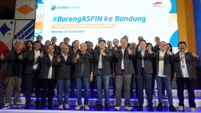 Director In Charge (DIC) PT Sedaya Multi Investama (Astra Financial) I, Suparno Djasmin (kelima dari kiri) dan DIC Astra Financial II, Rudy Chen (kelima dari kanan) berfoto bersama jajaran manajemen 14 unit bisnis Astra Financial di sela-sela  Media Workshop Astra Financial 2024 di Bandung, Jawa Barat, Jumat (22/6/2024).