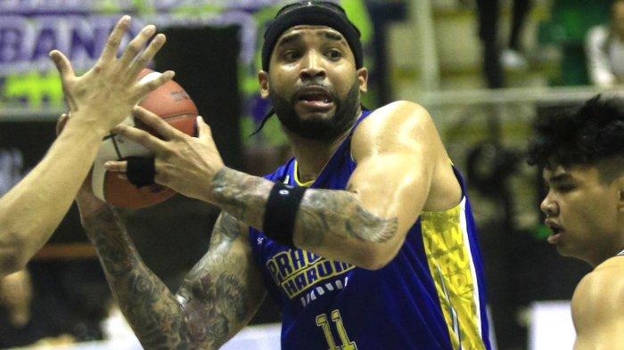 Pebasket Prawira Harum Bandung Brandone Francis berusaha memasukan bola saat bertanding lawan Satya Wacana Salatiga pada pertandingan IBL Tokopedia 2024 di Gor C-tra Arena, Bandung, Sabtu (22/6).