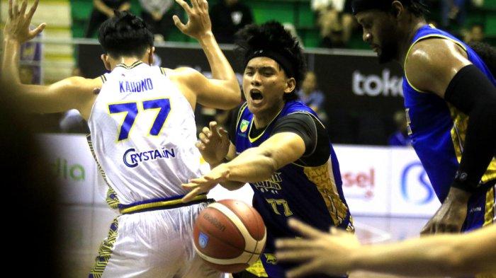 Pebasket Prawira Harum Bandung Muhammad Fhirdan  berusaha menghindar dari kawalan pemain Satya Wacana Salatiga pada pertandingan IBL Tokopedia 2024 di Gor C-tra Arena, Bandung, Sabtu (22/6).