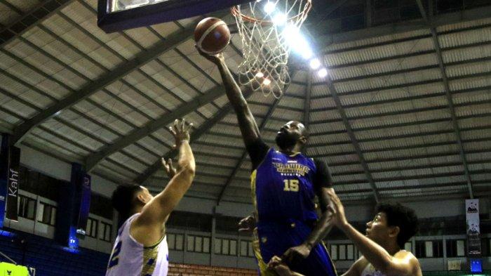ebasket Prawira Harum Bandung James Clough berusaha memasukan bola saat bertanding lawan Satya Wacana Salatiga pada pertandingan IBL Tokopedia 2024 di Gor C-tra Arena, Bandung, Sabtu (22/6).