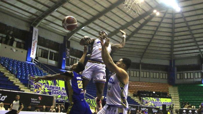Pebasket Prawira Harum Bandung Fernando Fransco berusaha memasukan bola saat bertanding lawan Satya Wacana Salatiga pada pertandingan IBL Tokopedia 2024 di Gor C-tra Arena, Bandung, Sabtu (22/6). Pertandingan dimenangkan Prawira Harum Bandung dengan skor ( 78 - 61)