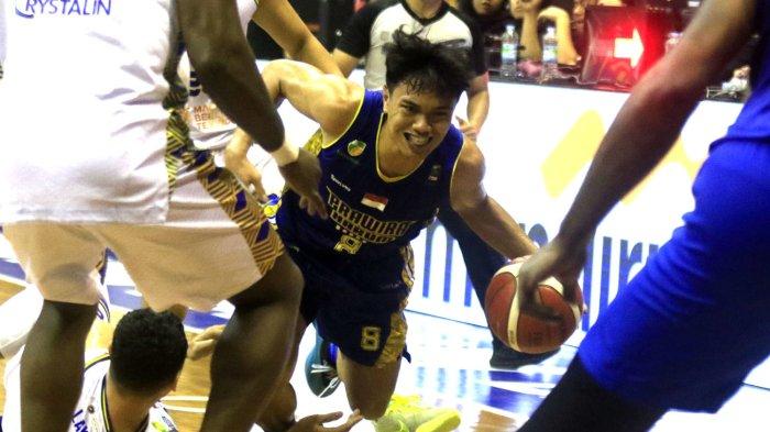 Pebasket Prawira Harum Bandung Muhammad Fhirdan  berusaha menghindar dari kawalan pemain Satya Wacana Salatiga pada pertandingan IBL Tokopedia 2024 di Gor C-tra Arena, Bandung, Sabtu (22/6). Pertandingan dimenangkan Prawira Harum Bandung dengan skor  (78-61)