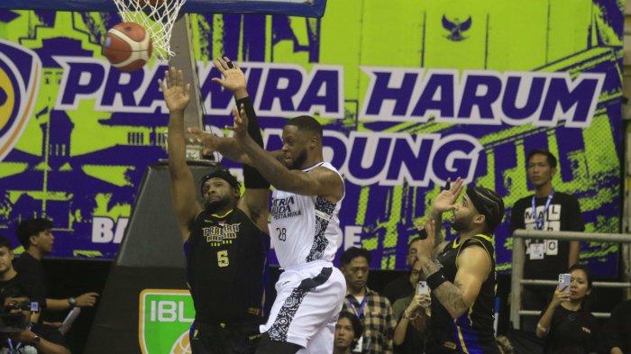 Pebasket Prawira Harum Bandung Antonio Hester (kiri) berusaha menghalau bola dari pemain Satria Muda Jakarta Elgin Rasyad saat pertandingan IBL Tokopedia 2024 di Gor C-tra Arena, Bandung, Minggu (23/6). Pertandingan dimenangkan Satria Muda Jakarta dengan skor  (98-97).