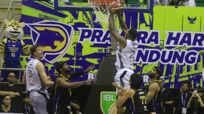 Pebasket Satria Muda Jakarta Reynaldo Garcia (kanan) berusaha memasukan bola dari kawalan pemain Prawira Harum Bandung saat pertandingan IBL Tokopedia 2024 di Gor C-tra Arena, Bandung, Minggu (23/6). Pertandingan dimenangkan Satria Muda Jakarta dengan skor  (98-97).