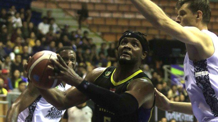 Pebasket Prawira Harum Bandung Antonio Hester (kiri) berusaha menerobos pertahanan Satria Muda Jakarta Reynaldo Garcia saat pertandingan IBL Tokopedia 2024 di Gor C-tra Arena, Bandung, Minggu (23/6). Pertandingan dimenangkan Satria Muda Jakarta dengan skor  (98-97).