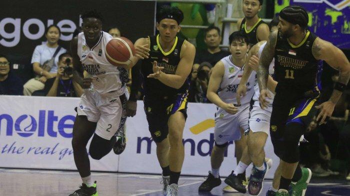 Pebasket Prawira Harum Bandung Muhammad Fhirdan (tengah) berusaha melepaskan diri dari kawalan pemain Satria Muda Jakarta saat pertandingan IBL Tokopedia 2024 di Gor C-tra Arena, Bandung, Minggu (23/6). Pertandingan dimenangkan Satria Muda Jakarta dengan skor  (98-97).