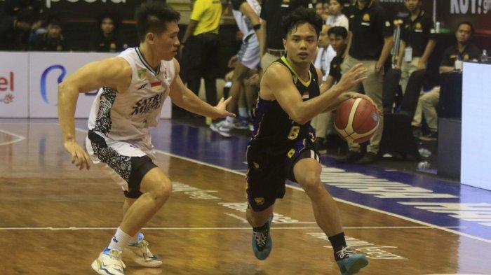 Pebasket Prawira Harum Bandung Yudha Saputera (kanan) berusaha meloloskan dri dari kawalan pemain Satria Muda Jakarta saat pertandingan IBL Tokopedia 2024 di Gor C-tra Arena, Bandung, Minggu (23/6). Pertandingan dimenangkan Satria Muda Jakarta dengan skor  (98-97).
