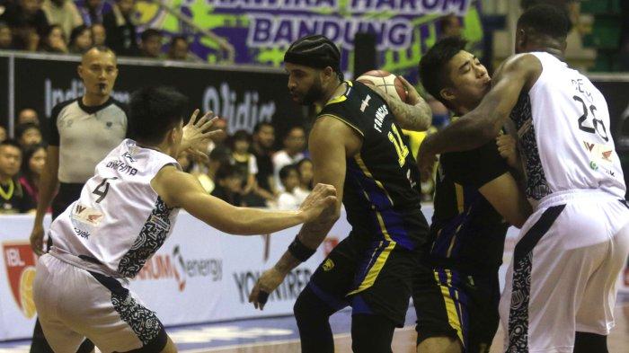 Pebasket Prwaira Harum Bandung Brandone Francis (tengah) berusaha mengontrol bola dari kawalan pemain  Satria Muda Jakarta Abraham Damar saat pertandingan IBL Tokopedia 2024 di Gor C-tra Arena, Bandung, Minggu (23/6). Pertandingan dimenangkan Satria Muda Jakarta dengan skor  (98-97).