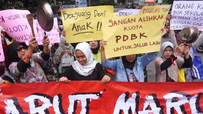 Puluhan emak-emak menggelar aksi unjuk rasa terkait PPDB Jabar 2024 di depan Gedung DPRD Provinsi Jawa Barat, Jalan Diponegoro, Kota Bandung, Jawa Barat, Senin (24/6/2024).