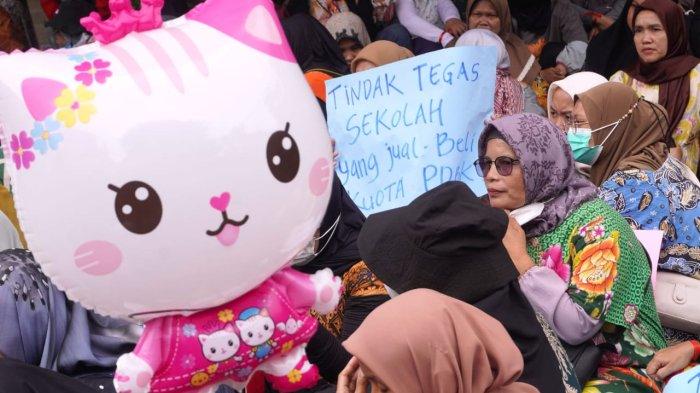 Puluhan emak-emak menggelar aksi unjuk rasa terkait PPDB Jabar 2024 di depan Gedung DPRD Provinsi Jawa Barat, Jalan Diponegoro, Kota Bandung, Jawa Barat, Senin (24/6/2024).