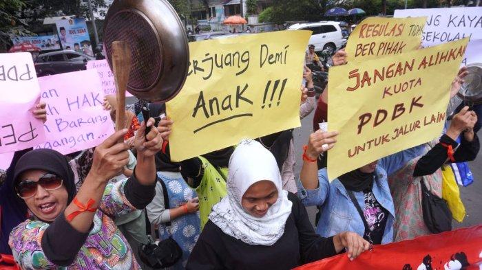 Puluhan emak-emak menggelar aksi unjuk rasa terkait PPDB Jabar 2024 di depan Gedung DPRD Provinsi Jawa Barat, Jalan Diponegoro, Kota Bandung, Jawa Barat, Senin (24/6/2024).