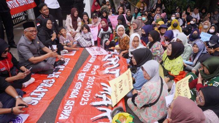 Puluhan emak-emak berdialog dengan anggota DPRD saat menggelar aksi unjuk rasa terkait PPDB Jabar 2024 di depan Gedung DPRD Provinsi Jawa Barat, Jalan Diponegoro, Kota Bandung, Jawa Barat, Senin (24/6/2024).