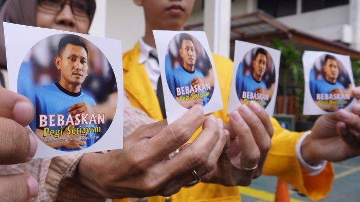 Warga yang mengaku Sahabat Pegi memperlihatkan stiker bergambar foto Pegi Setiawan dan bertuliskan 