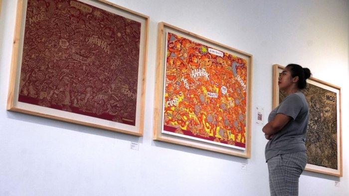 Pengunjung mengamati karya seni grafis seri ‘Artileri’ dari pegrafis asal Bali, I Kadek Septa Adi, di Hybridium, Lawangwangi Creative Space, Jalan Dago Giri, Lembang, Kabupaten Bandung Barat, Sabtu (29/6/2024).