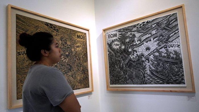 Pengunjung mengamati karya seni grafis seri ‘Artileri’ dari pegrafis asal Bali, I Kadek Septa Adi, di Hybridium, Lawangwangi Creative Space, Jalan Dago Giri, Lembang, Kabupaten Bandung Barat, Sabtu (29/6/2024).
