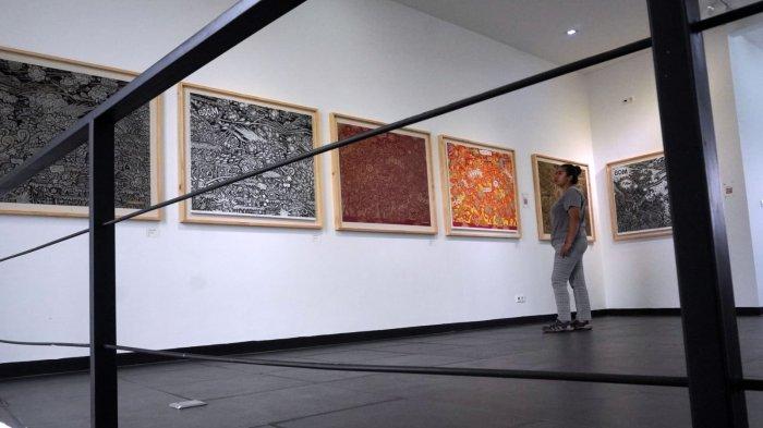 Pengunjung mengamati karya seni grafis seri ‘Artileri’ dari pegrafis asal Bali, I Kadek Septa Adi, di Hybridium, Lawangwangi Creative Space, Jalan Dago Giri, Lembang, Kabupaten Bandung Barat, Sabtu (29/6/2024).