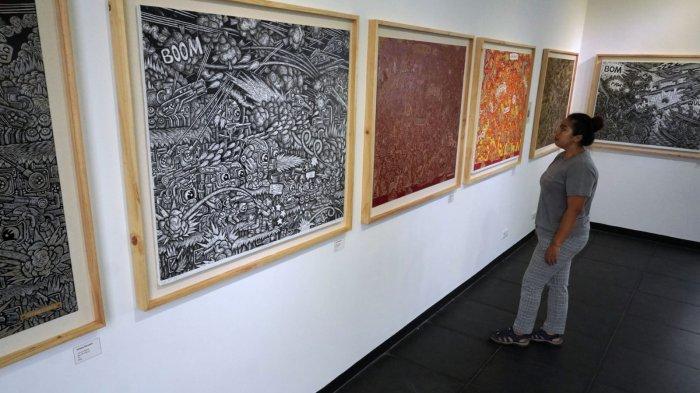 Pengunjung mengamati karya seni grafis seri ‘Artileri’ dari pegrafis asal Bali, I Kadek Septa Adi, di Hybridium, Lawangwangi Creative Space, Jalan Dago Giri, Lembang, Kabupaten Bandung Barat, Sabtu (29/6/2024).