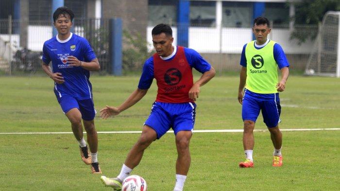 Pemain Persib Bandung Rachmat Irianto (tengah) berusaha mengontrol bola saat mengikuti gim internal di Stadion Sidolig, Bandung,Jumat (5/7). Pemain Persib Bandung pascalibur panjang, menjalani latihan fisik untuk mengembalikan kondisi stamina pemain.