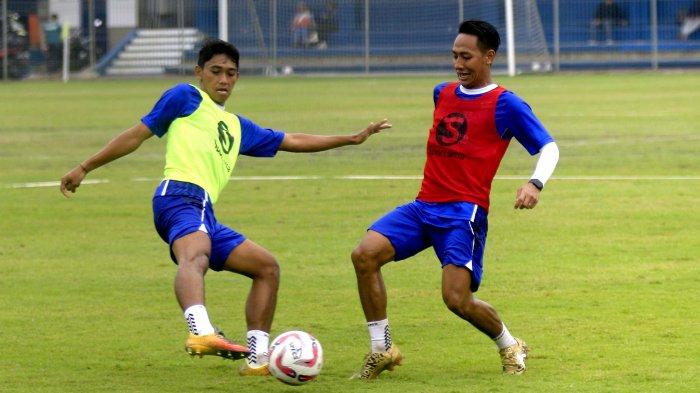 Pemain Persib Bandung Beckham Putera Nugraha (kanan) berebut bola saat mengikuti gim internal di Stadion Sidolig, Bandung,Jumat (5/7). Pemain Persib Bandung pascalibur panjang, menjalani latihan fisik untuk mengembalikan kondisi stamina pemain.