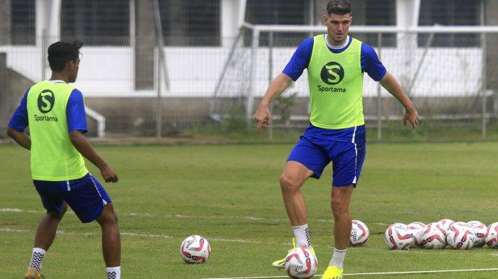 Pemain Persib Bandung Nick Kuipers (kanan) berusaha mengontrol bola saat mengikuti gim internal di Stadion Sidolig, Bandung,Jumat (5/7). Pemain Persib Bandung pascalibur panjang, menjalani latihan fisik untuk mengembalikan kondisi stamina pemain.